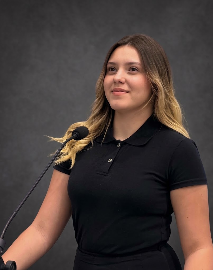 Bruna Macedo em um ambiente de apresentação profissional